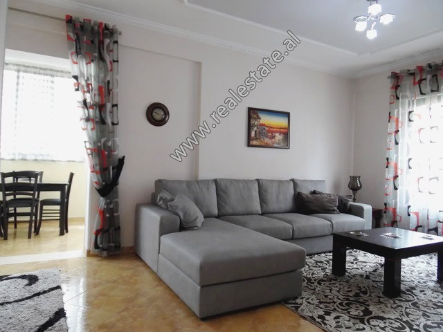 Apartament 2+1 me qera ne rrugen Dhimiter Shuteriqi ne Tirane.
Ndodhet ne katin e 7-te ne nje palla