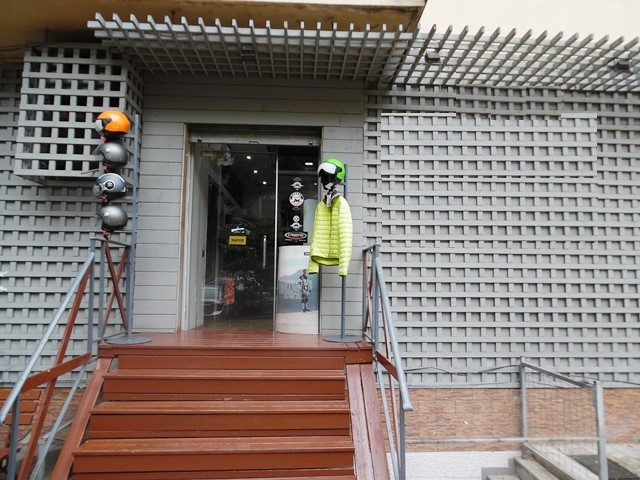 Store for rent in Zhan D&rsquo;ark Boulevard in Tirana

The store is situated on the first floor o