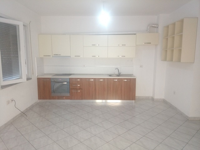 Apartament 2+1 me qera ne rrugen Peti ne Tirane.
Ndodhet ne katin e 2-te te nje pallati te ri me Apartament 2+1 me qera ne rrugen Peti ne Tirane.
Ndodhet ne katin e 2-te te nje pallati te ri me