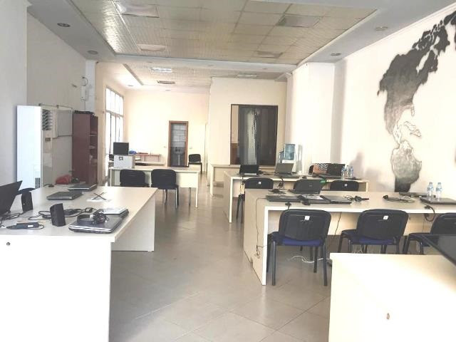 Zyre per qera ne rrugen Maliq Muco ne Tirane.
Ambienti ndodhet ne katin e pare te nje pallati te ri