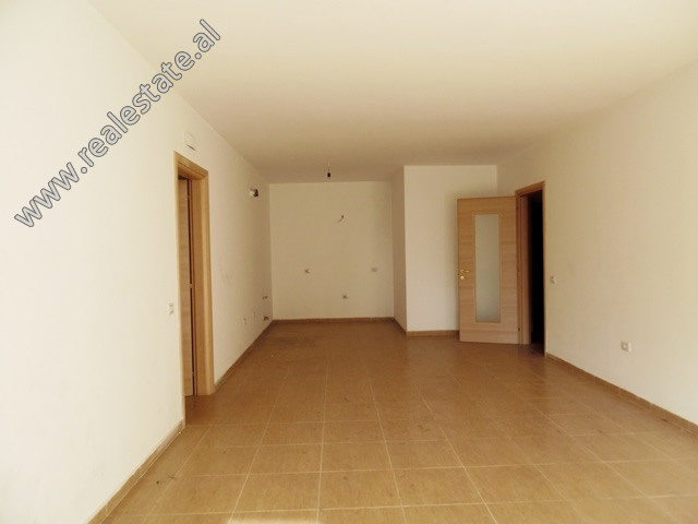 Three bedroom apartment for office for rent near the Vizion Plus Complex.
It is located on the 6th 