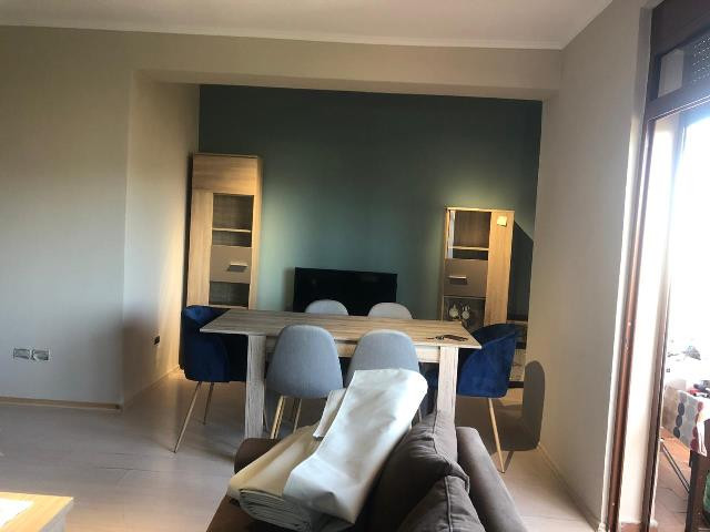 Apartament me qera prane rruges Nikolla Jorga ne Tirane.
Apartamenti ndodhet ne katin e nente ne nj