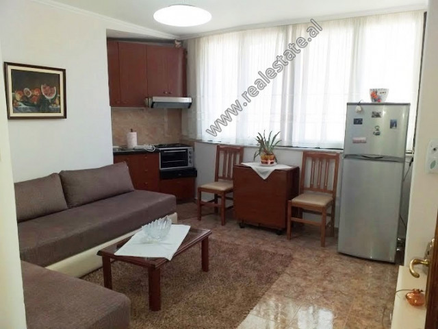 Apartament 1+1 me qera prane zones se 9-te katesheve.
Ndodhet ne katin e 4-te te nje pallati te vje Apartament 1+1 me qera prane zones se 9-te katesheve.
Ndodhet ne katin e 4-te te nje pallati te vje