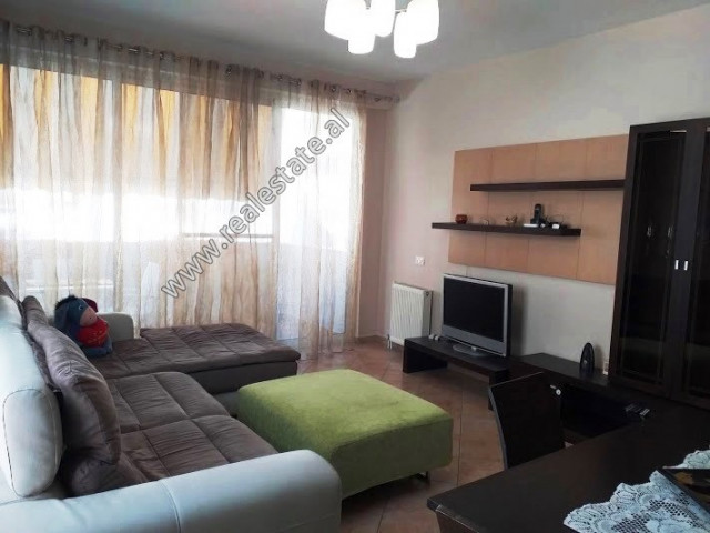 Apartament 2+1 me qera ne rrugen Medar Shtylla ne Tirane.

Ndodhet ne katin e 3-te te nje kompleks