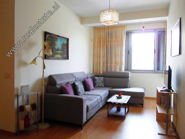 Apartament 3+1 me qera ne rrugen Prenke Jakova ne Tirane.
Ndodhet ne katin e dyte ne nje vile 3-kat