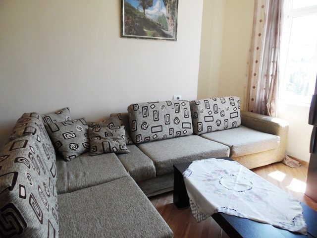 Apartament 2+1 me qera ne rrugen Reshit Collaku ne Tirane.
Ndodhet ne katin e 5-te te nje pallati t