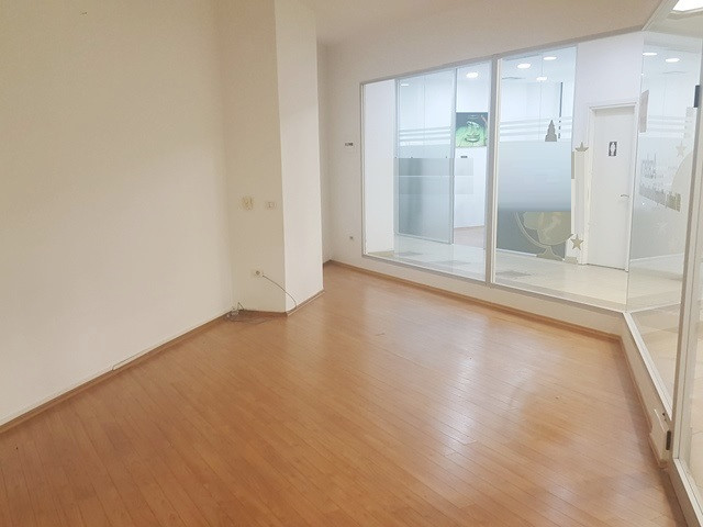 Zyre me qera ne bulevardin Deshmoret e Kombit ne Tirane.
Ndodhet ne katin e 3-te te nje pallati te Zyre me qera ne bulevardin Deshmoret e Kombit ne Tirane.
Ndodhet ne katin e 3-te te nje pallati te