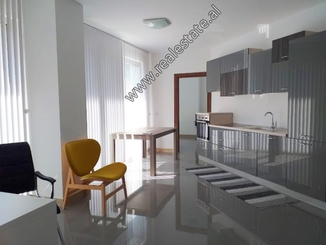 Apartament 2+1 me qera ne fillim te rruges se Barrikadave ne Tirane.
Ndodhet ne katin e 5-te te nje