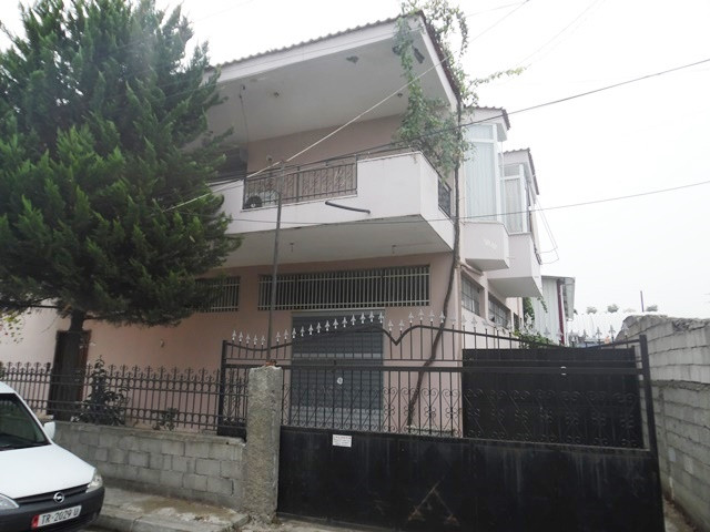 Vile me qera prane Ardeno-s ne Tirane.

Ka nje siperfaqe ndertimi prej 350 m2 dhe 150 m2 siperfaqe