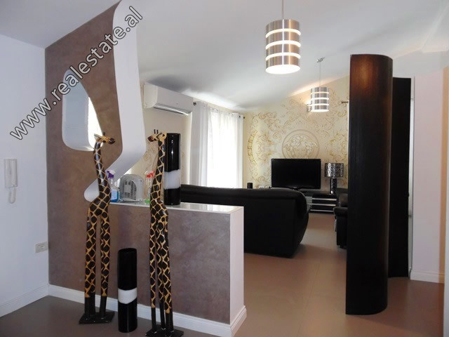 Apartament 2+1 me qera ne rrugen Mihal Duri ne Tirane.

Ndodhet ne katin e 3-te te nje vile privat