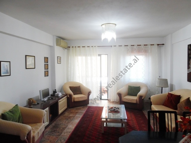 Apartament 3+1 me qera ne rrugen Mihal Duri ne Tirane.

Ndodhet ne katin e 4-rt te nje pallati te 