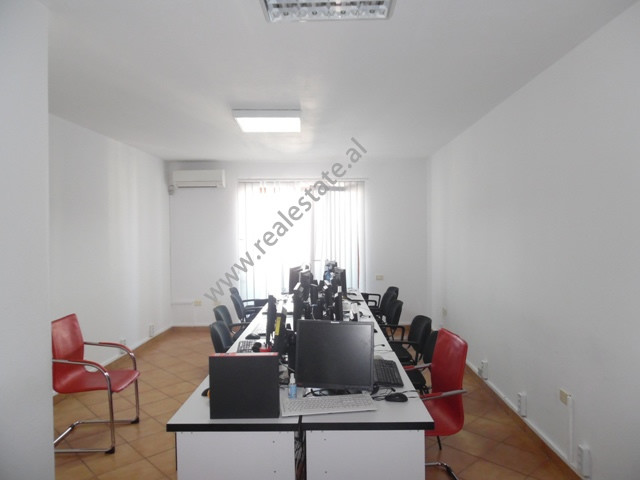 Zyre me qera prane Fakultetit te Shkencave ne Tirane.

Ndodhet ne katin e 10-te te nje pallati te 