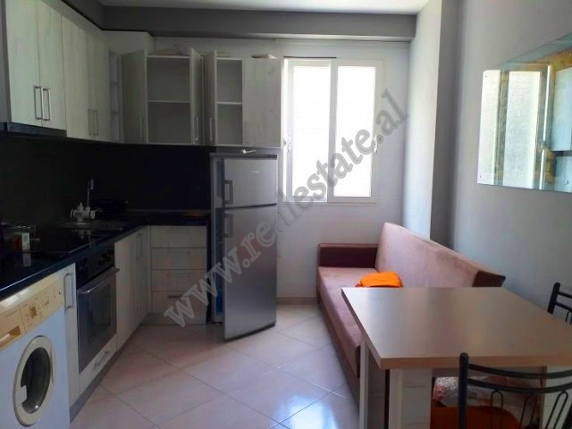 Apartament 1+1 me qera ne rrugen Fortuzi ne Tirane.
Ndodhet ne katin e 1-re te nje pallati te vjete Apartament 1+1 me qera ne rrugen Fortuzi ne Tirane.
Ndodhet ne katin e 1-re te nje pallati te vjete