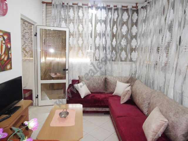Apartament 1+1 me qera ne rrugen Milan Shuflaj ne Tirane.
Ndodhet ne katin e 5-te te nje objekti te