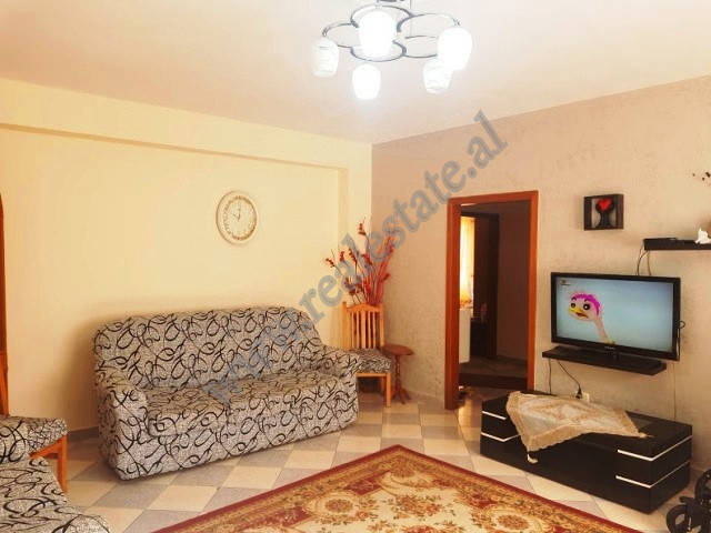 Apartament 4+1 per zyra me qera ne rrugen Him Kolli ne Tirane.
Ndodhet ne katin e 2-te te nje palla