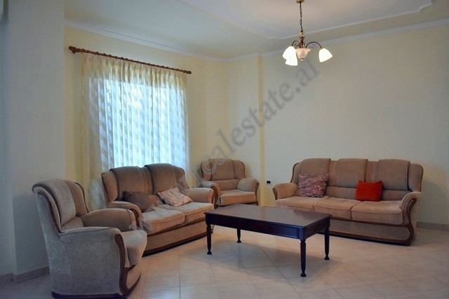 Apartament 3+1 me qera prane Ring Center ne Tirane.
Ndodhet ne katin e 4-te te nje pallati te ri pa