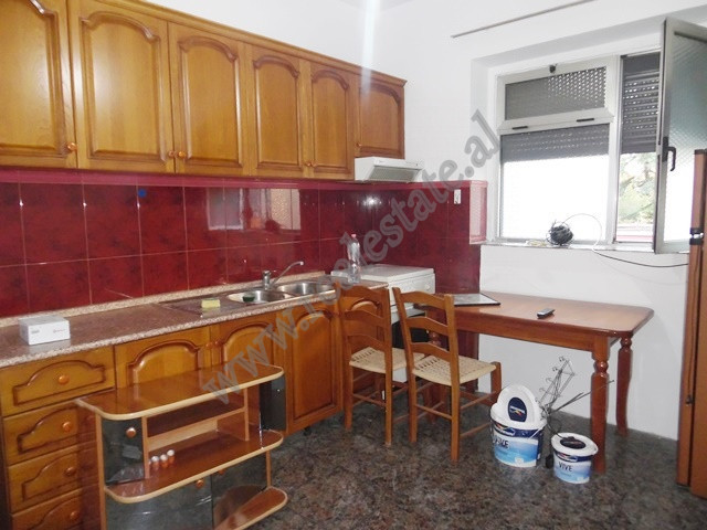 Apartament 2+1 me qera ne rrugen&nbsp;Mihal Ciko ne Tirane.
Ndodhet ne katin e 2-te te nje pallati 