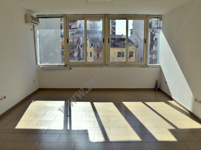 Apartament 3+1 me qera per zyre ne rrugen Tefta Tashko Koco ne Tirane.

Apartamenti ndodhet ne kat