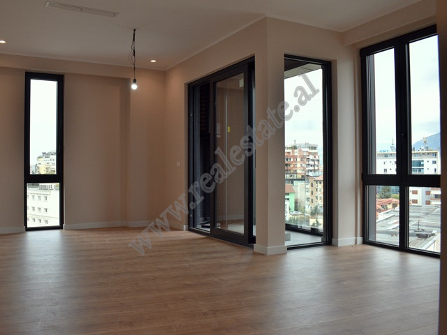 Apartament 2+1 me shitje prane rruges Faik Konica ne Tirane.
Ndodhet ne katin e 6-te te nje pallati