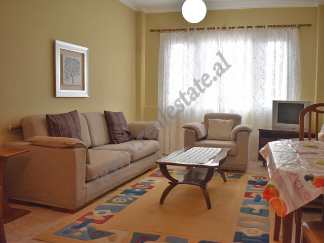 Apartament 2+1 me qera ne rrugen Adem Jashari ne Tirane.
Pozicionohet ne katin e &nbsp;gjashte te n