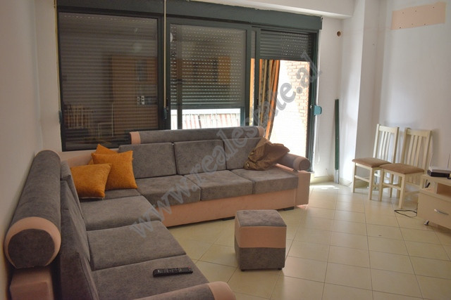 Apartament 1+1 me qera tek kompleksi Delijorgji ne Tirane.
Ndodhet ne katin e 3-te te nje pallati t