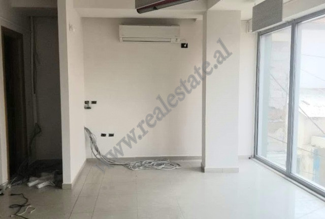 Zyre me qira ne rrugen Thimi Mitko ne Tirane.
Ndodhet ne katin e dyte te nje pallati te ri.
Ka Zyre me qira ne rrugen Thimi Mitko ne Tirane.
Ndodhet ne katin e dyte te nje pallati te ri.
Ka