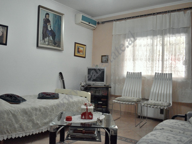 Apartament 1+1 per shitje ne rrugen Kristo Dako ne Tirane.
Ndodhet ne katin perdhe te nje pallati t