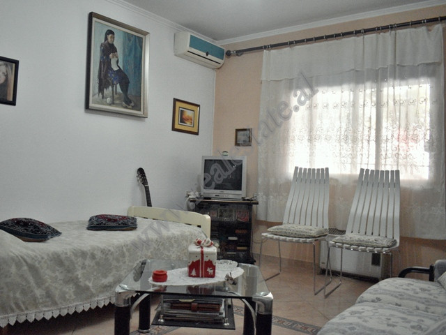 Apartament 1+1 per shitje ne rrugen Kristo Dako ne Tirane.
Ndodhet ne katin perdhe te nje pallati t