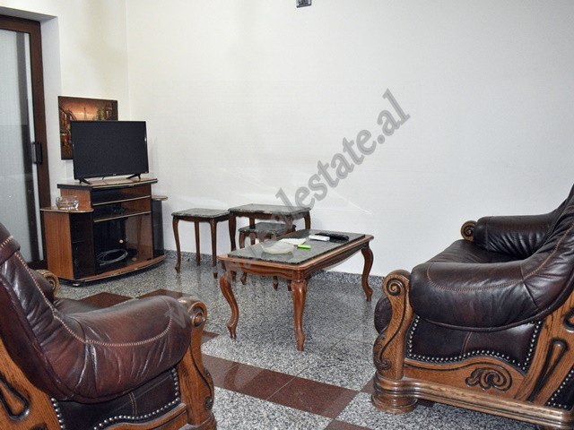 Apartament 2+1 me qera ne rrugen Qemal Guranjaku ne Tirane.
Pozicionohet ne katin e dyte te nje pal