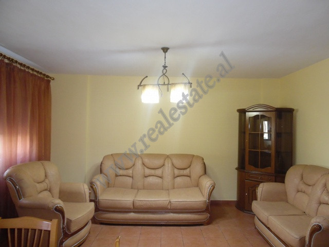Apartament 1+1 me qira ne rrugen Ndre Mjeda ne Tirane.
Pozicionohet ne katin e gjashte te nje palla