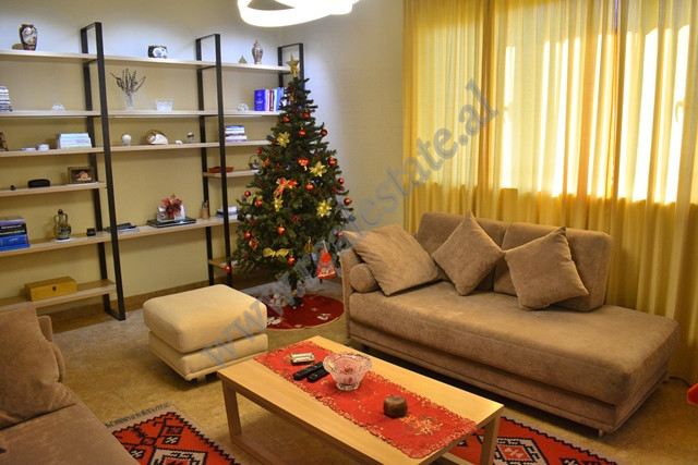 Vile 2-kateshe me qera ne rrugen Fuat Toptani ne Tirane.
Prona ka nje siperfaqe totale prej 500 m2.
