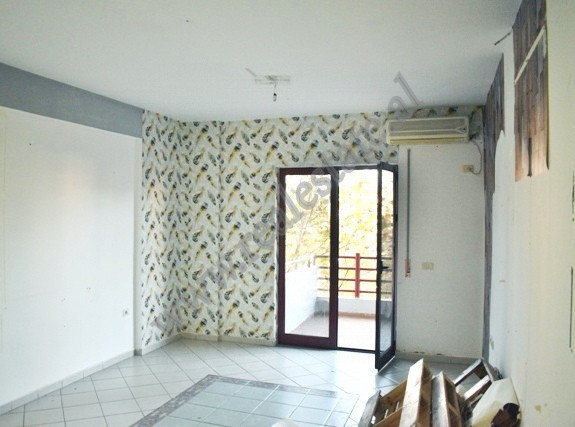 Zyre me qera ne rrugen e Kavajes ne Tirane.
Ndodhet ne katin e trete te nje pallati te ri me ashens
