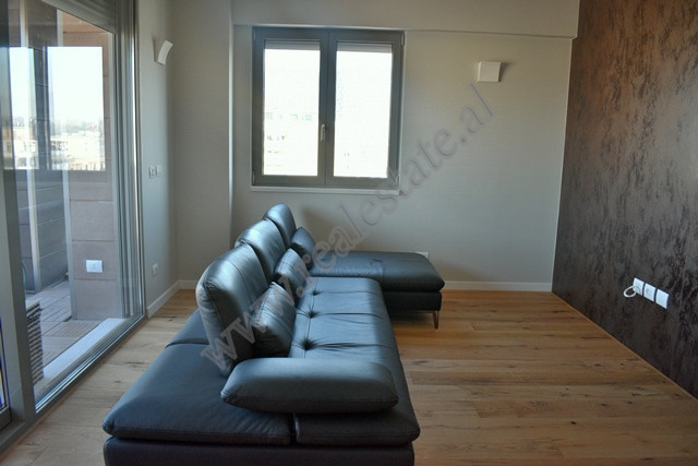 Apartament 2+1 me qera ne rrugen Janos Hunyadi ne Tirane.
Ndodhet ne katin e 11 te nje pallati te r