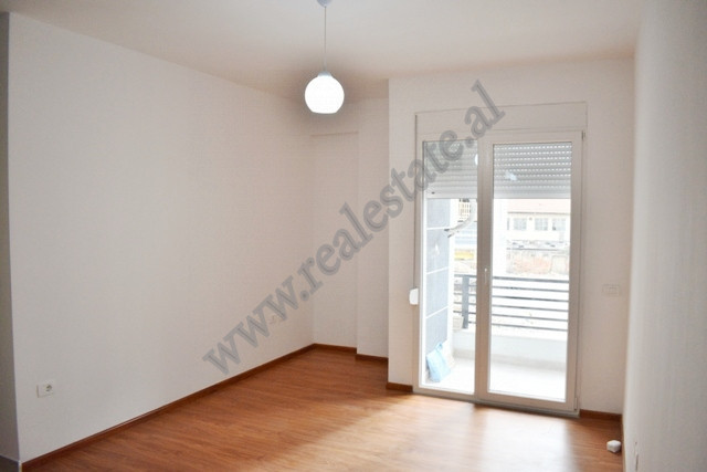Apartament 2+1 per zyra&nbsp;me qira prane rruges Artan Lenja ne Tirane.
Ndodhet ne katin e dyte te