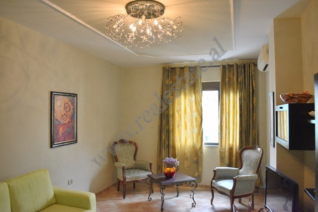 Apartament 2+1 me qira ne rrugen Myslym Shyri ne Tirane.
Pozicionohet ne katin e trete te nje palla