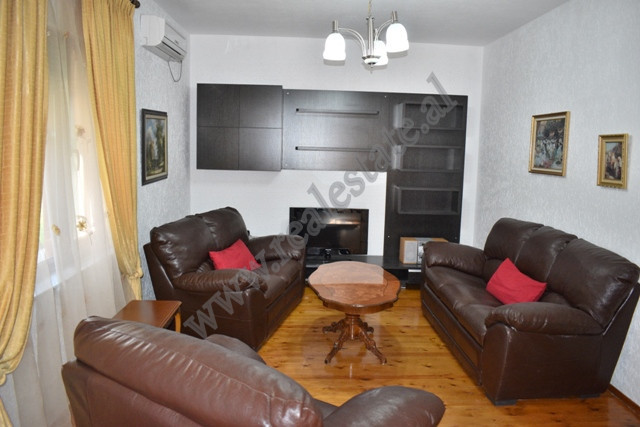 Apartament 1+1 me qira ne rrugen Fuat Toptani ne Tirane.
Ndodhet ne katin e pare te nje vile tre ka