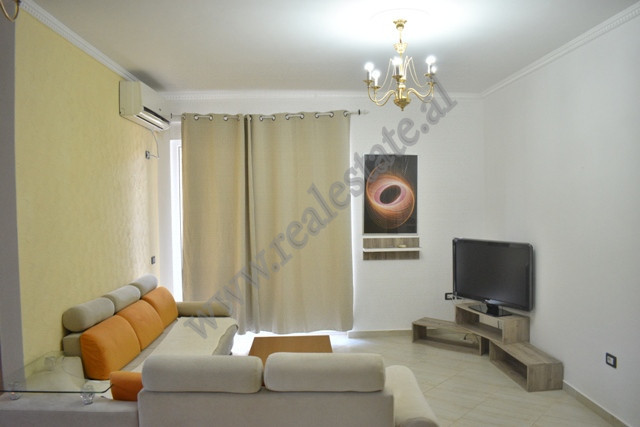 Apartament 2+1 me qira ne rrugen Hamdi Sina ne Tirane.
Shtepia ndodhet ne katin e peste te nje pall