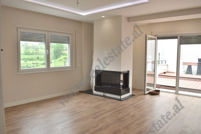 Apartament 3+1 me qera ne nje kompleks residencial ne Lunder ne Tirane.
Ndodhet ne katin e katert t