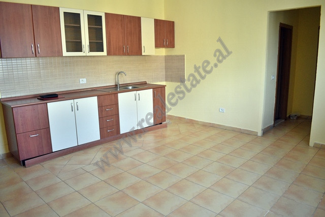 Apartament 3+1 per qira ne rrugen Vllazen Huta ne Tirane.
Apartamenti ndodhet ne katin e gjashte te