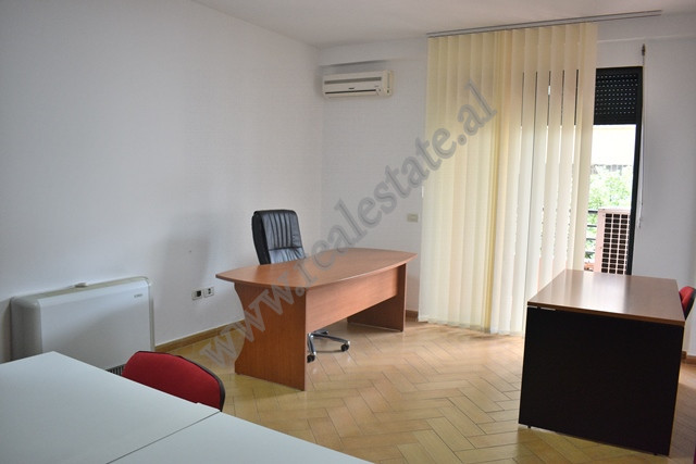 Apartament per zyra me qera ne rrugen Ibrahim Rugova ne Tirane.
Apartamenti ndodhet ne katin e kate