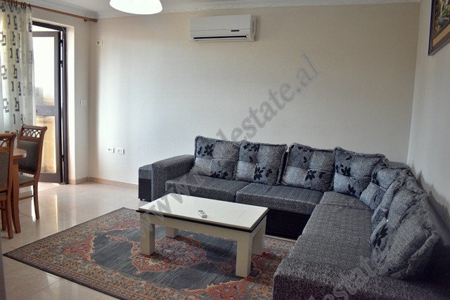 Apartament 2+1 me qera ne Bulevardin Zogu I ne Tirane.

Ne nje hapsire 90 m2 ofrohet: 2 dhoma gjum