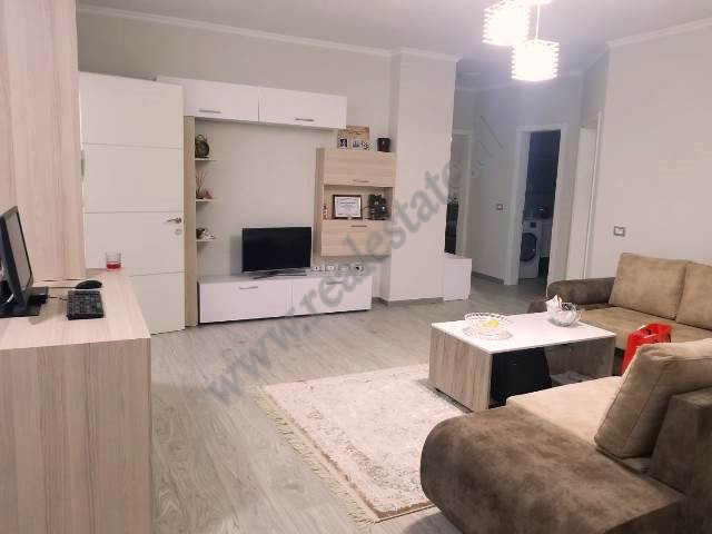 Apartament 2+1 me qera ne rrugen Hysen Gjura ne Tirane.
Apartamenti ndodhet ne katin e trete te nje Apartament 2+1 me qera ne rrugen Hysen Gjura ne Tirane.
Apartamenti ndodhet ne katin e trete te nje