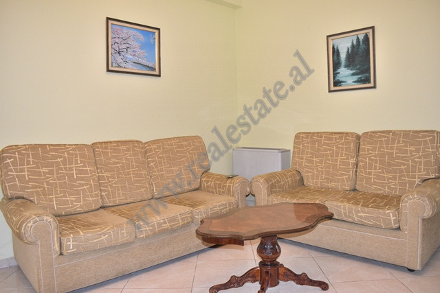 Apartament 2+1 per qira ne rrugen Sali Butka.
Shtepia ndodhet ne katin e katert te nje pallati te r