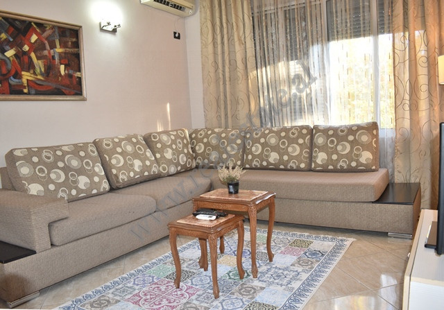 Apartament me qira ne rrugen Skenderbej&nbsp;ne Tirane.
Apartamenti ndodhet ne katin e 4rt te nje p