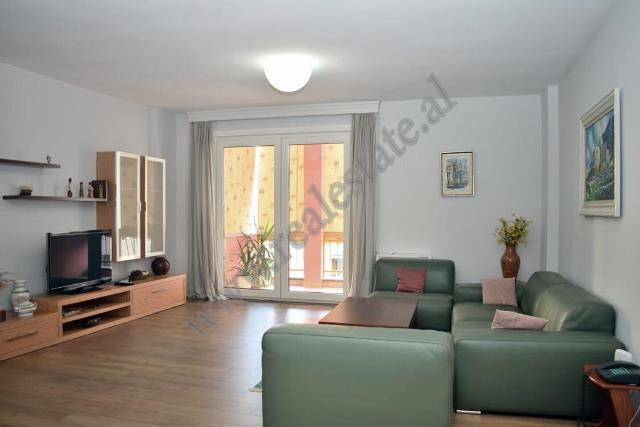 Apartament 3+1 me qira ne rrugen Marco Bocari ne Tirane.
Apartamenti ndodhet ne katin e trete te nj Apartament 3+1 me qira ne rrugen Marco Bocari ne Tirane.
Apartamenti ndodhet ne katin e trete te nj