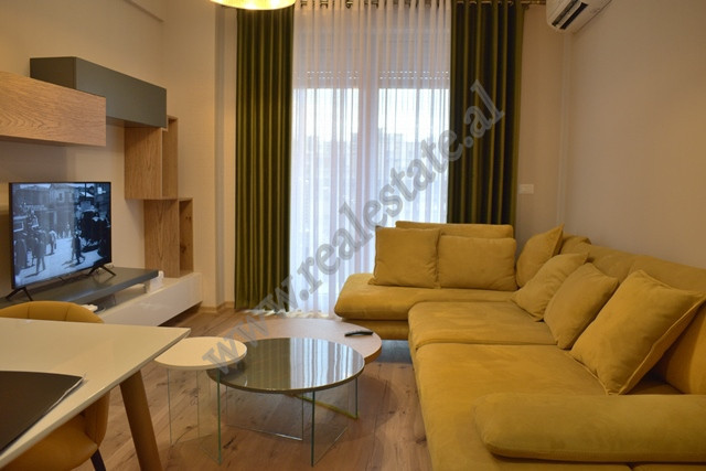 One bedroom apartment for rent in Foleja e Gjelber Complex in Tirana.
It is situated on the third f