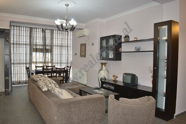 Apartament 2+1 me qira, prane Alpha Bank ne rrugen Teodor Keko ne Tirane.
Apartamenti ndodhet ne ka