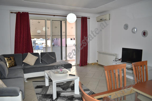 Apartament 3+1 me qera ne rrugen Marko Bocari ne Tirane.
Ndodhet ne katin e 5-te te nje pallati te 