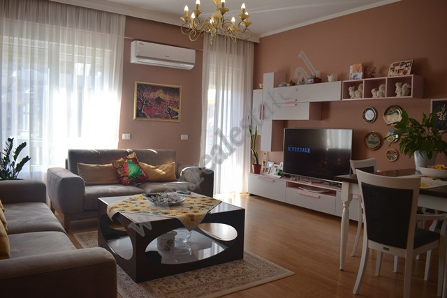 Apartament 2+1 me qira ne rrugen Hamdi Sina ne Tirane
Apartamenti ndodhet ne katin e peste te nje p