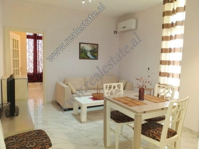 Apartament 1+1 prane qendres Globe ne Tirane.
Apartamenti ndodhet ne katin e dyte te nje pallati Apartament 1+1 prane qendres Globe ne Tirane.
Apartamenti ndodhet ne katin e dyte te nje pallati